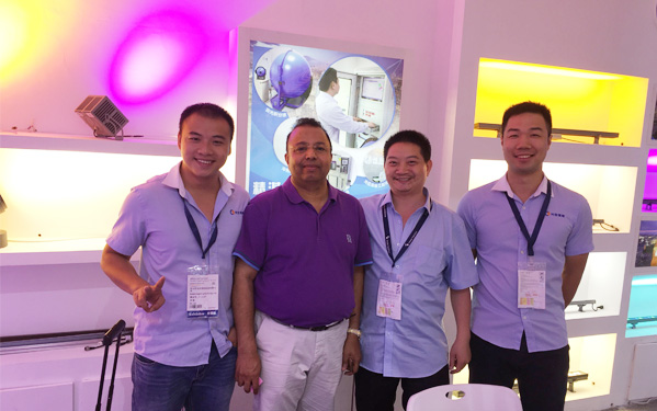 业务精英们展会与客户留影