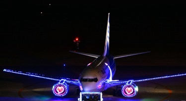 这个圣诞很闪亮，连飞机也用上了LED亮化灯具